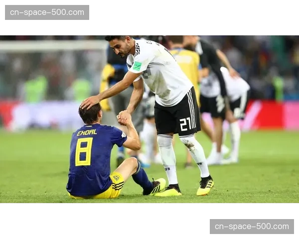 温情时刻：皇马球迷在第20分钟集体鼓掌，致敬已故传奇亨托。