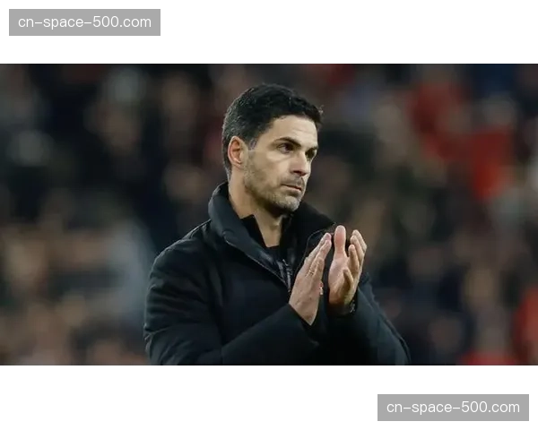 特写：失利后，阿尔特塔独自站在场边，久久凝视着草坪