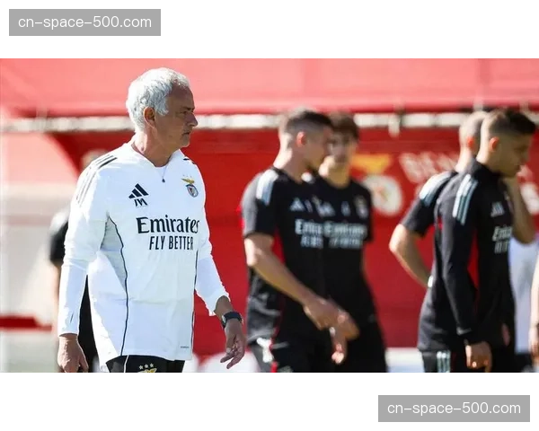 场边一幕：穆里尼奥作为天空体育评论员，现身罗马奥林匹克球场