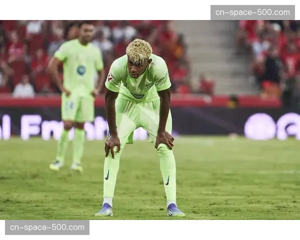 比赛中镜头捕捉到安切洛蒂与助手紧急研究战术板画面