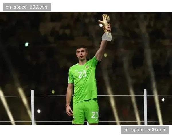 人物聚焦：38岁的阿斯顿维拉门将马丁内斯，如何保持顶级状态