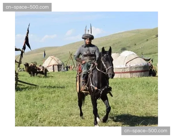 哈萨克斯坦亚森巴耶夫比赛中护耳脱落，坚持完成动作并取胜