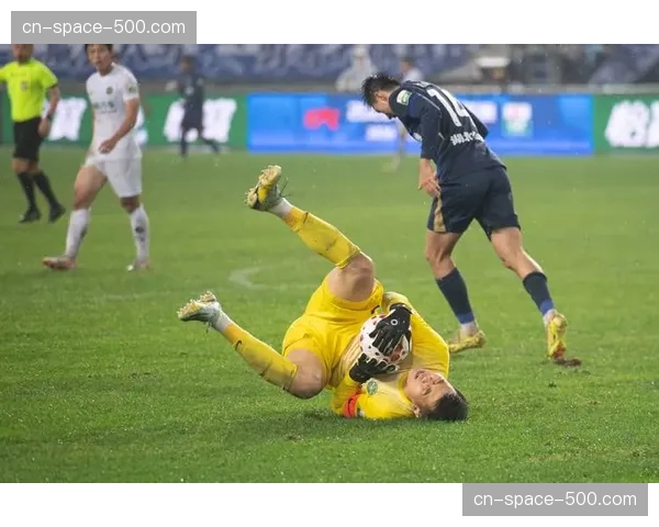 武汉三镇1-0浙江队，卡迪斯头球建功打破僵局